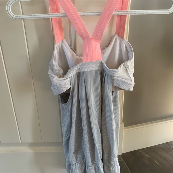 *Great condition *Lululemon size 2 tank top with built in sports bra - Picture 1 of 2